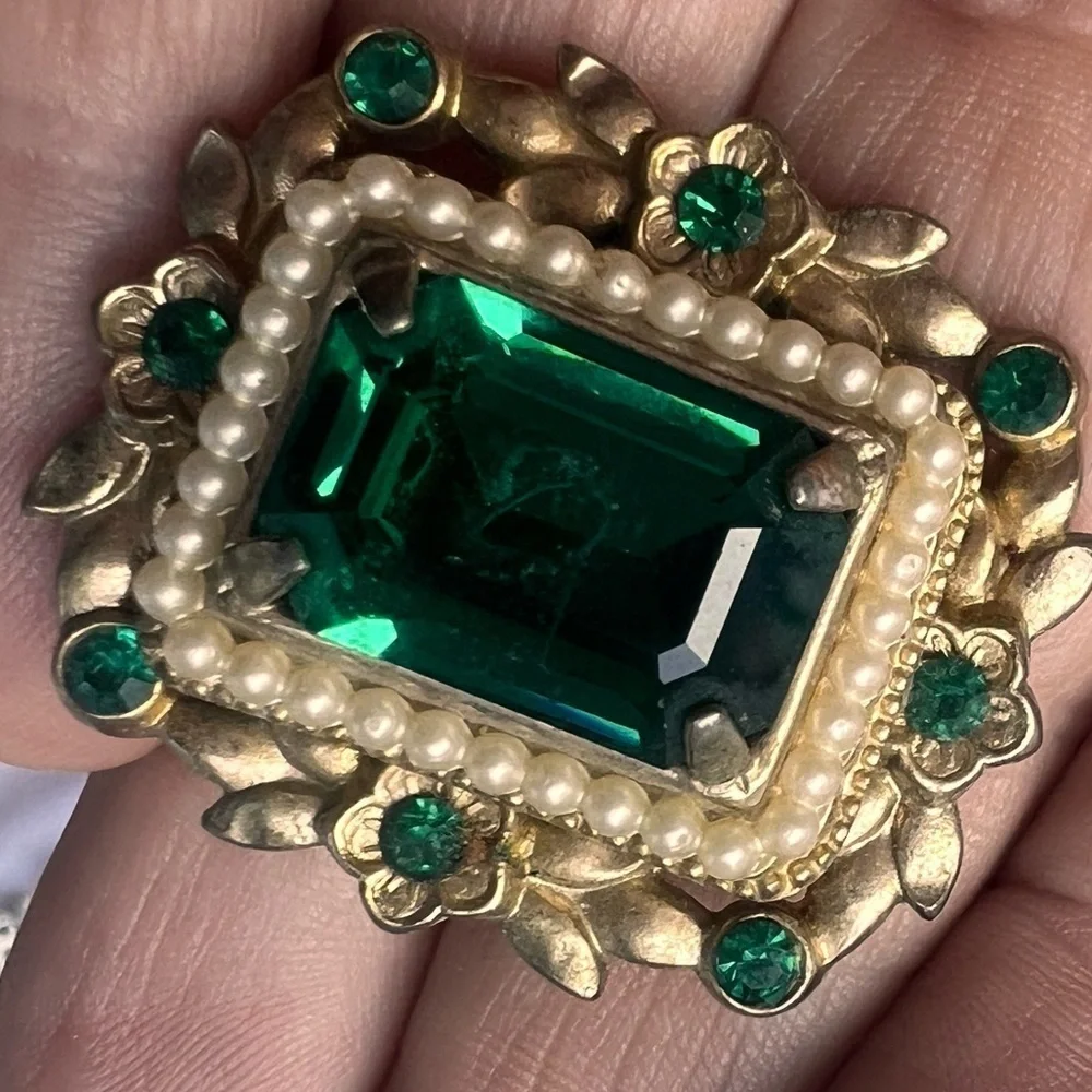 50s Signed CORO Goldtone emerald Green stone Rhinestones Faux Pearls Brooch